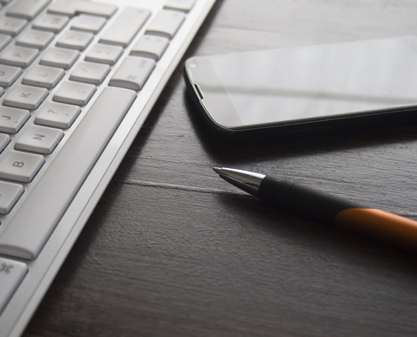 Móvil con boli y teclado